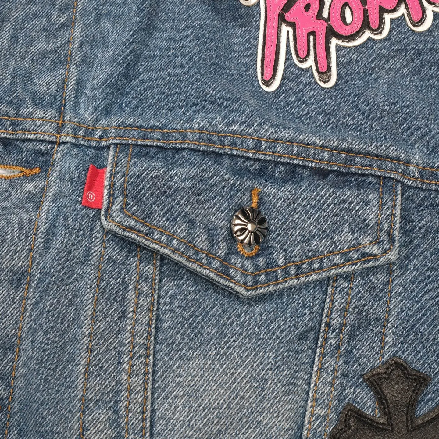 P350 ChromeHearts/Cro Hearts Cartoon Letter Chapter Cross Piece Leather Denim Jacket If you are obsessed with ChromeHearts, you can check it out. The same style for celebrities. Chrome Hearts is a very representative shirt jacket. The upper body of both men and women is really amazing, and it is also the same style as Yu Shuxin Angelababy! Recommended loose style for girls, super sweet! As soon as you go out, you will turn heads‼ ️This jacket is really eye-catching (the same style of pants is available) Color: light blue Size: S M L XL